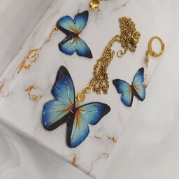 نیم ست پروانه آبی رزینی شامل گردنبند و گوشواره رنگ ثابت
