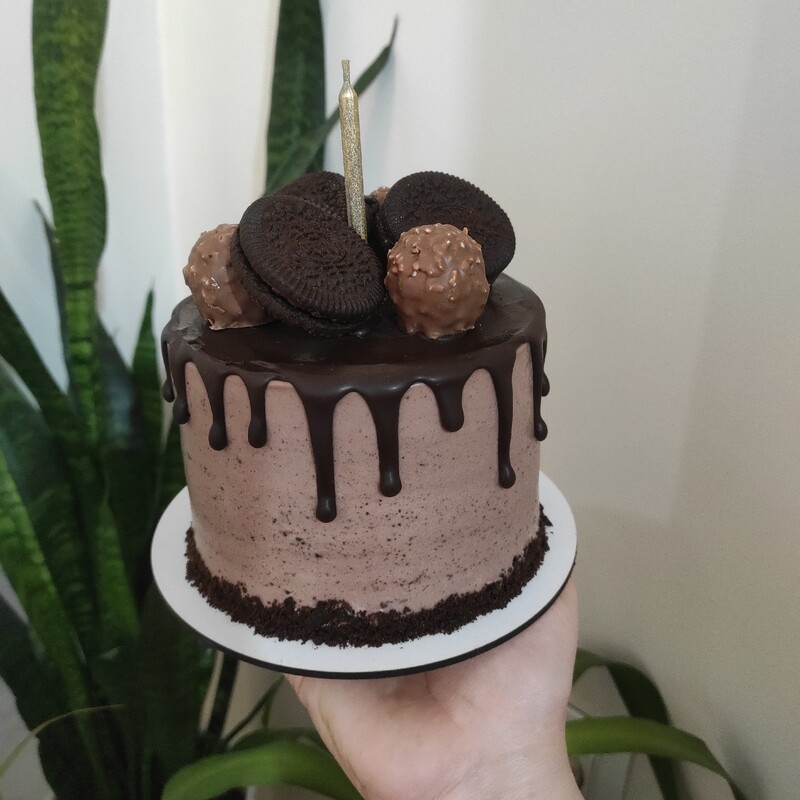 مینی کیک تولد خامه ای شکلاتی با تزیین شکلات شونیز و بیسکوییت 