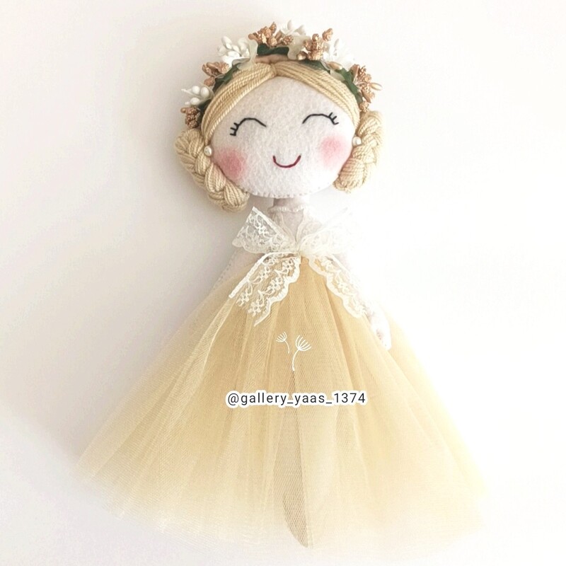 عروسک نمدی 25 سانتی با لباس تور رنگ طلایی و موهای کاموایی