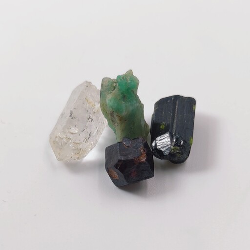 مجموعه چهار عددی سنگ های جواهری معدنی