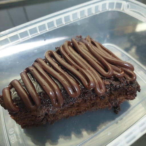 اسلایس کیک خیس شکلاتی با روکش گاناش