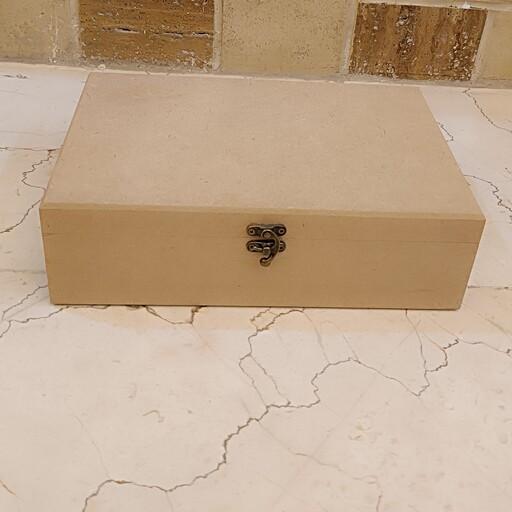 جعبه چوبی  درب دار ساده خام  مناسب نظم دهی به وسایل هنری و خیاطی و آشپزخانه رنگاچوب