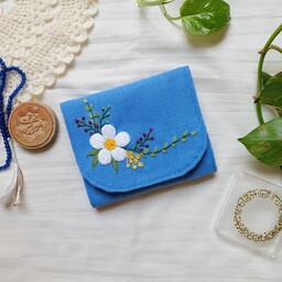 جانماز جیبی گلدوزی شده با دست رنگ آبی پارچه گونی بافت طرح گل سفید حاشیه
