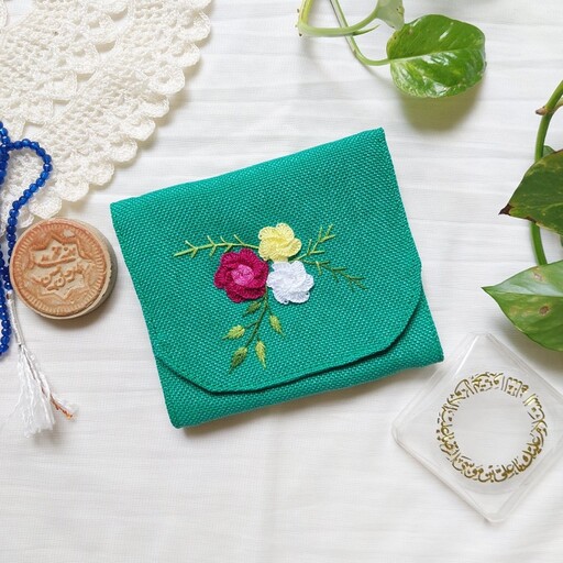 جانماز جیبی گلدوزی شده با دست رنگ سبز پررنگ پارچه گونی بافت طرح سه گل رنگی