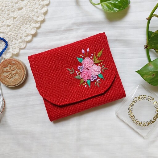 جانماز جیبی گلدوزی شده با دست رنگ قرمز پارچه گونی بافت طرح سه گل