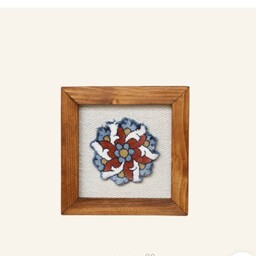  102830-تابلو فرش گل شش پر طرح دستباف نقش برجسته 1500 شانه-قاب چوبی 15در15 سانت مربعی-فرش گیفت