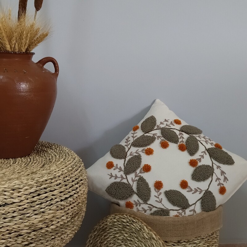 کاور کوسن  دستبافت طرح گل وبرگ،  رنگ شیری  ،  قابل شستشو  ،زیپدوزی شده ، درست شده از پارچه های الیاف طبیعی  و کاموای ترک