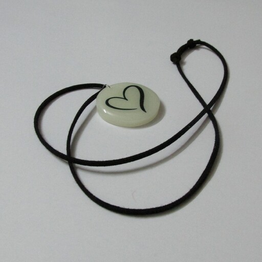گردنبند طرح قلب رزینی با بند قابل تنظیم (فروش ویژه)