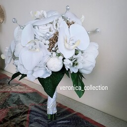 دسته گل ارکیده کلاسیک که شامل گلهای رز وپئونی وارکیده لمسی درجه یک هست با اکسسوری مروارید سایز بزرگ 25و26سانت 