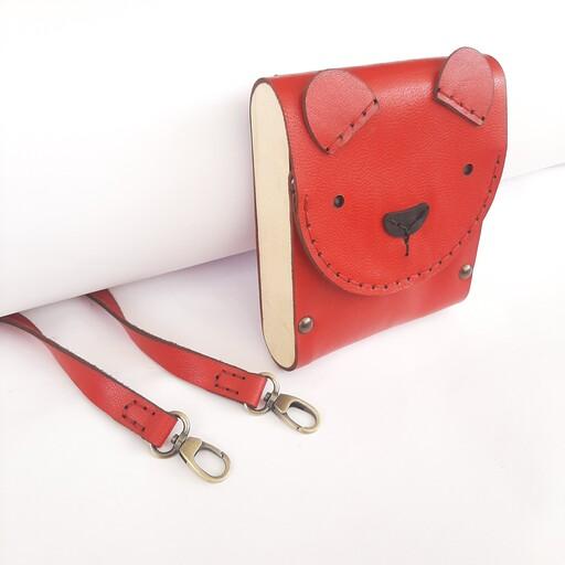 کیف دوشی  چرم طبیعی دستدوز  با طبله چوبی (چوب و چرم )  فانتزی با طرح خرس  در رنگ بندی متنوع  