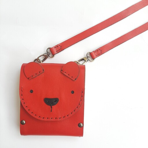 کیف دوشی  چرم طبیعی دستدوز  با طبله چوبی (چوب و چرم )  فانتزی با طرح خرس  در رنگ بندی متنوع  