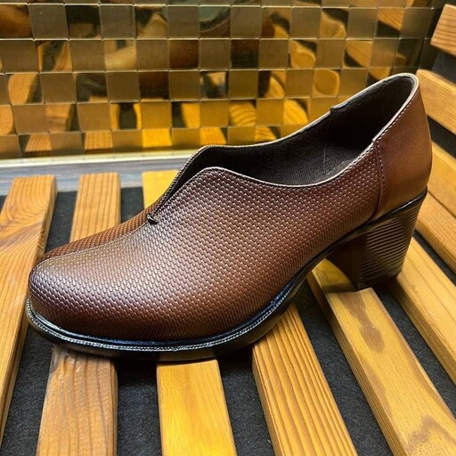 مجلسی 
کد 562 
قالب استاندارد
پاشنه 4 سانت 
کیفیت عالی 
Size 37 ta 40