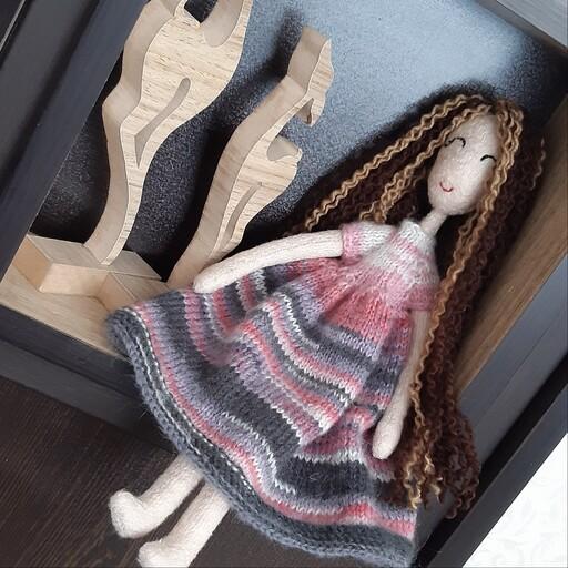 عروسک طراحی شده و دست دوز دخترپارچه ای موی کاموایی دست ها متحرک لباس دست بافت موجودی 1 عدد قد 32 سانت کد 112