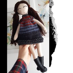 عروسک طراحی شده و دست دوز پارچه ای دختر  موی کاموایی لباس دست بافت دست ها متحرک  موجودی 1 عدد قد 34 سانت کد 18 