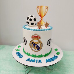 کیک تولدخانگی با تم فوتبالی رئال مادرید پسرونه با توپ فوندانتی و چاپ زیبا وزن 1 و نیم کیلو فیلینگ نوتلا و موز و گردو)