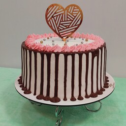 کیک  تولد خانگی با تم شره شکلاتی ساده جذاب و شیک وزن 2  کیلوگرم ( فیلینگ نوتلا و موز و گردو)