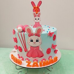 کیک تولدخانگی باتم خرگوش و دخترونه بچگانه شیک باچاپ خرگوش وفوندانتکاری شده گوی وزن 2کیلوگرم ( فیلینگ نوتلا و موز و گردو)