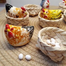 مرغ سرامیکی دکوراتیو به همراه سبد حصیری و تخم مرغ های دستساز