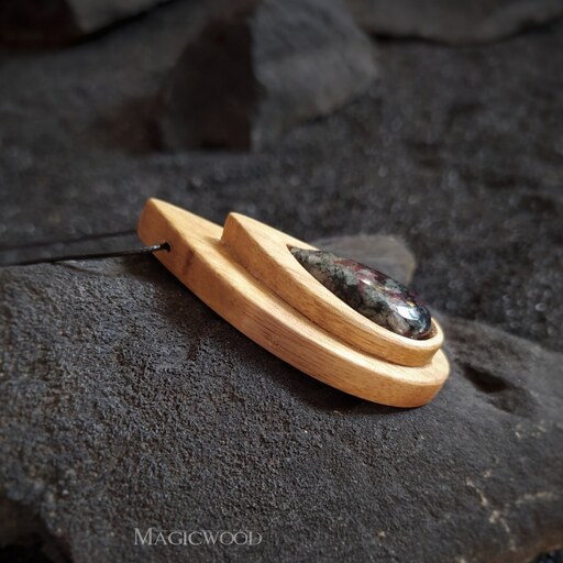 گردنبند دست ساز  ساخته شده از چوب افرا و سنگ معدنی زیبای آدیالیت