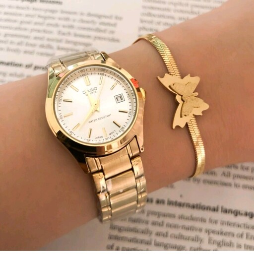 ساعت زنانه کاسیو بند و قاب طلایی صفحه سفید بهمراه دستبند طلایی پروانه رنگ ثابت