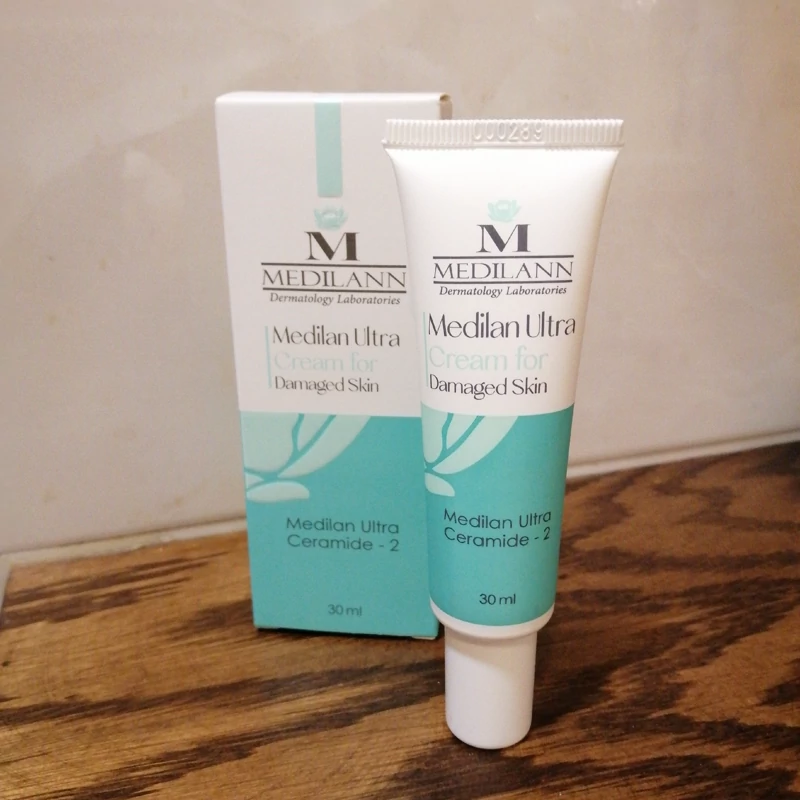 کرم ضد آفتاب فاقد چربی SPF50، بدون رنگ با اثر درمانی ساین اسکین
