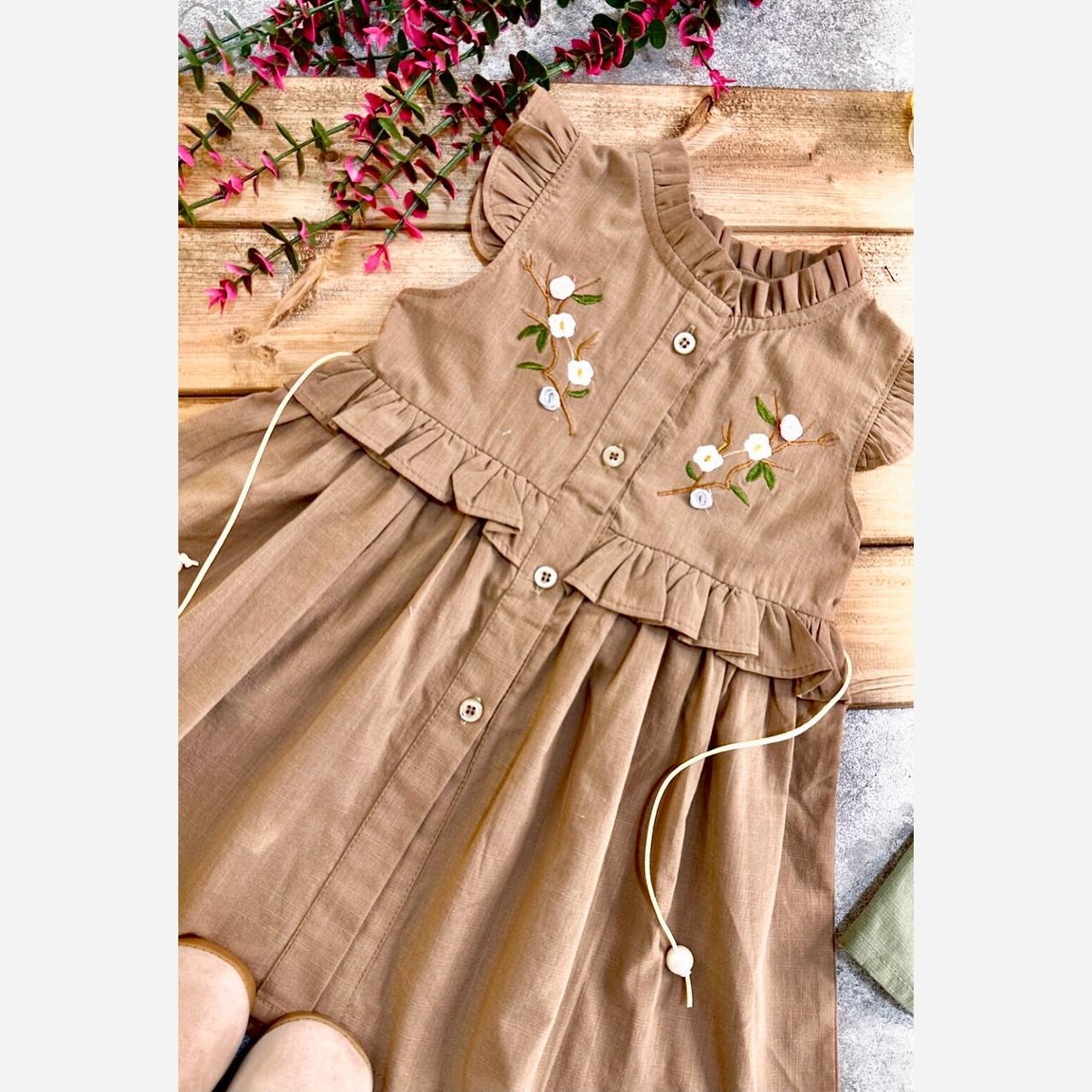 پیراهن دخترانه لینن یقه گلدوزی  2 تا 8سال