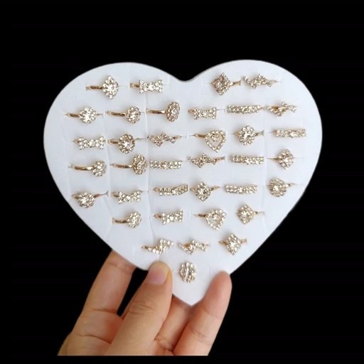 انگشتر دخترانه فری سایز مناسب حدودا 5سال به بالا و نه لزوما بزرگسال 