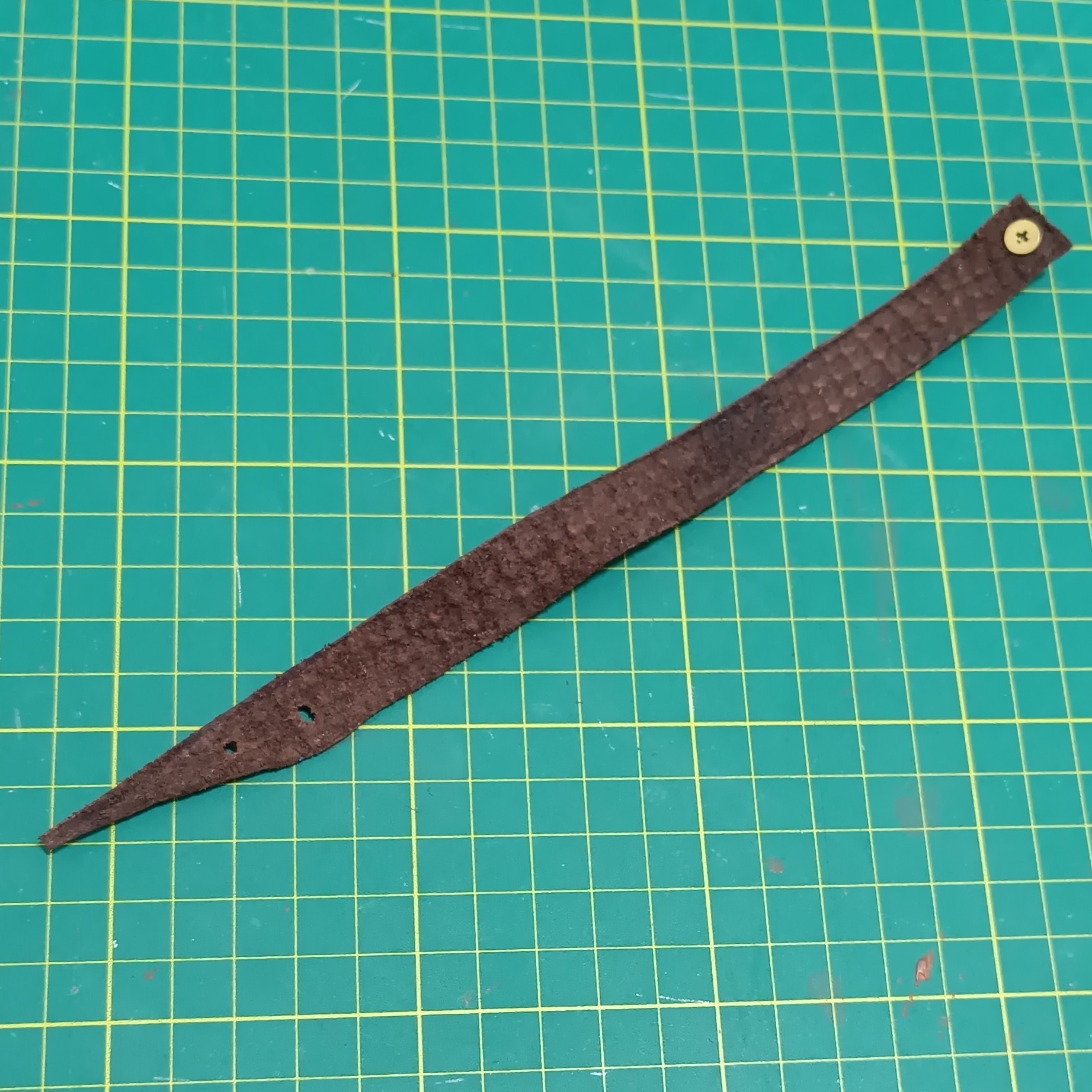 دستبند چرم طبیعی زرشکی نقش برجسته پوست مار