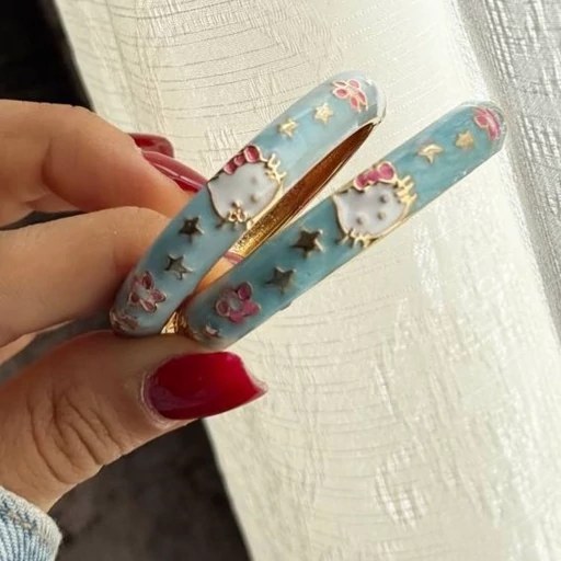 دستبند بنگل میناکاری شده پهن بچه گانه و دخترانه مدل النگویی قفلی طرح کیتی(گربه) آبی رنگ ثابت تنوع مدل