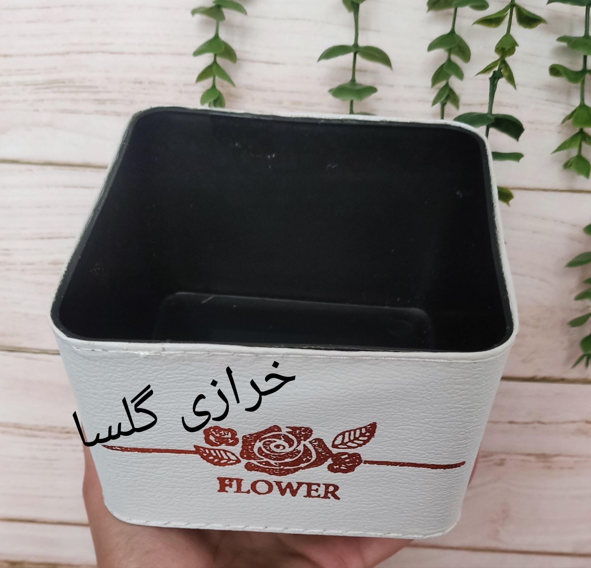 باکس گل روکش چرمی سفید مربع