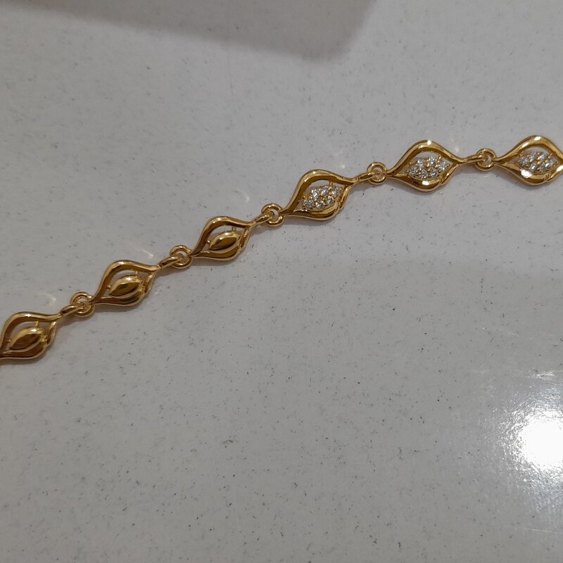 دستبند برندCM طلایی رنگ ثابت طرحی زیبا همراه با نگین اتمی