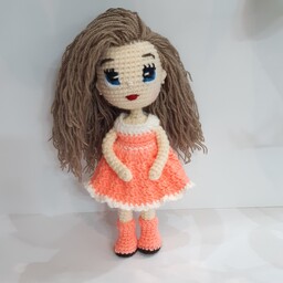 عروسک فانتزی با موهای بلند قابل استایل و مفصل در دستها و پاها و گردن و کمر و گوشواره های مرواریدی ظریف