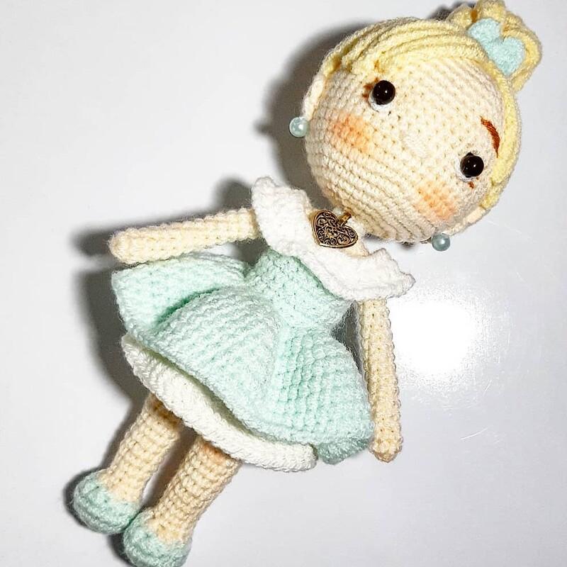 عروسک دختر با گوشواره و گردنبند و لباس چین دار قابل شستشو و مفصل در دستها و گردن