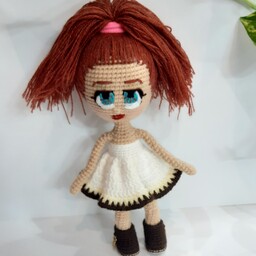 عروسک دختر با چشم های گلدوزی شده و چکمه های سگک دار و موهای قابل استایل و دارای نفصل در دستها و پاها و کمر