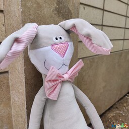 عروسک پولیشی خرگوش شلوار چهارخونه پاپیون دار پا دراز   ارتفاع 72سانت 