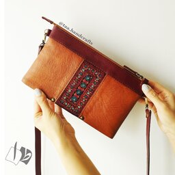 کیف زنانه دوشی چرم طبیعی با سوزندوزی پته به رنگ عسلی و لبویی از صنایع دستی طا