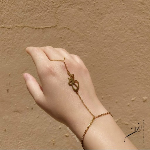 دستبند استیل تمیمیه طرح هیچ، رنگ طلایی، سایز دستبند 16سانتیمتر با 5سانت اضافه زنجیر، انگشتری دستبند فری سایز هست