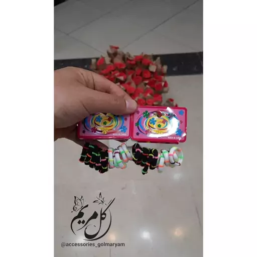 کش مو دخترانه ساده طرح راه راه پک 12 عددی دارای رنگ سفید و مشکی 