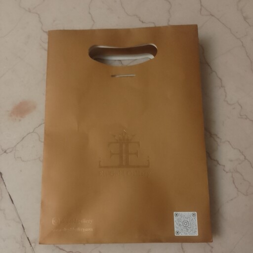 ساک کادویی پاکت کادویی کرم طلایی  ابعاد 27 در 19  ساک هدیه مقوایی دسته دار کادو الی گالری
