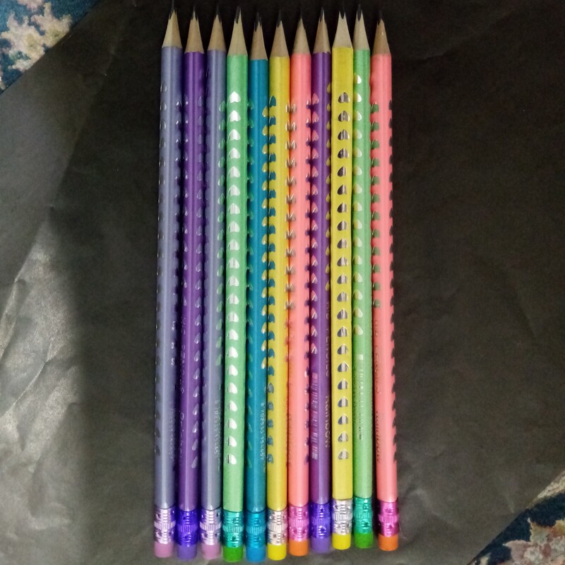 مداد مشکی پاکن دار سه گوش طرح دارRainbow(جنس چوبی)