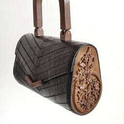 کیف مجلسی  زنانه چرم طبیعی و چوب گردو تمام ساخته شده  با دست بسیار نفیس و غیر قابل تکرار
