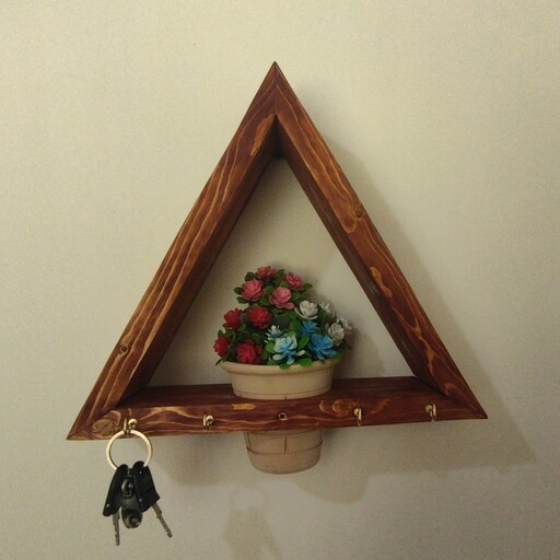شلف و جاکلیدی مثلثی دیواری به همراه گلدان سفالی