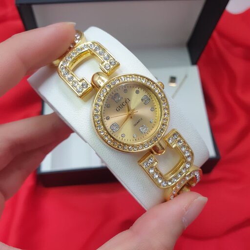 ساعت زنانه گوچی همراه با دستبند و نیم ست استیل طلایی 