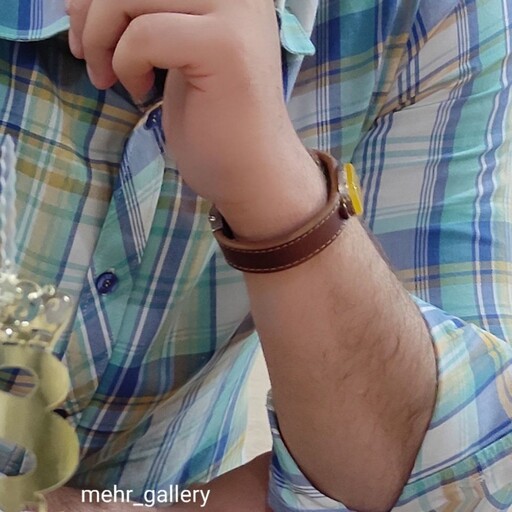 دستبند چرم طبیعی گاوی مزین به نگین عقیق زرد خراسان شرف الشمس  قبل از ثبت سفارش موجودی بگیرید 
