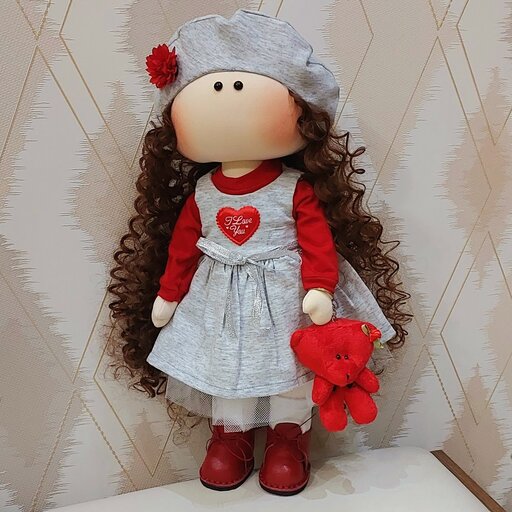 عروسک روسی دختر قرمز پوش با موهای  فرفری و قد حدود 35 سانتی