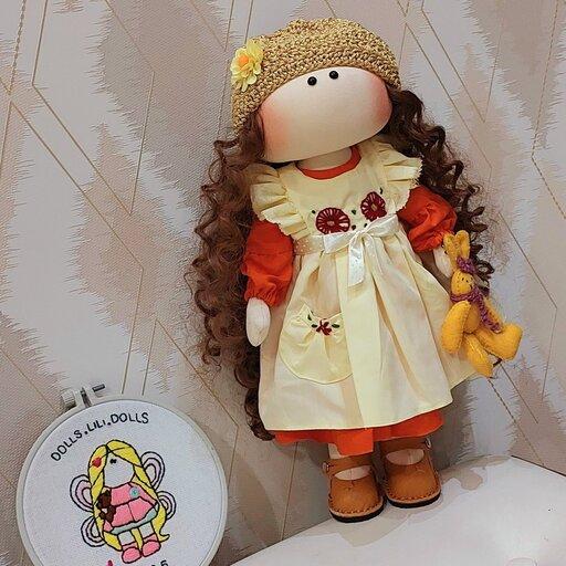 عروسک روسی دختر شیک پوش با موهای فرفری و قد حدود 35 سانتی