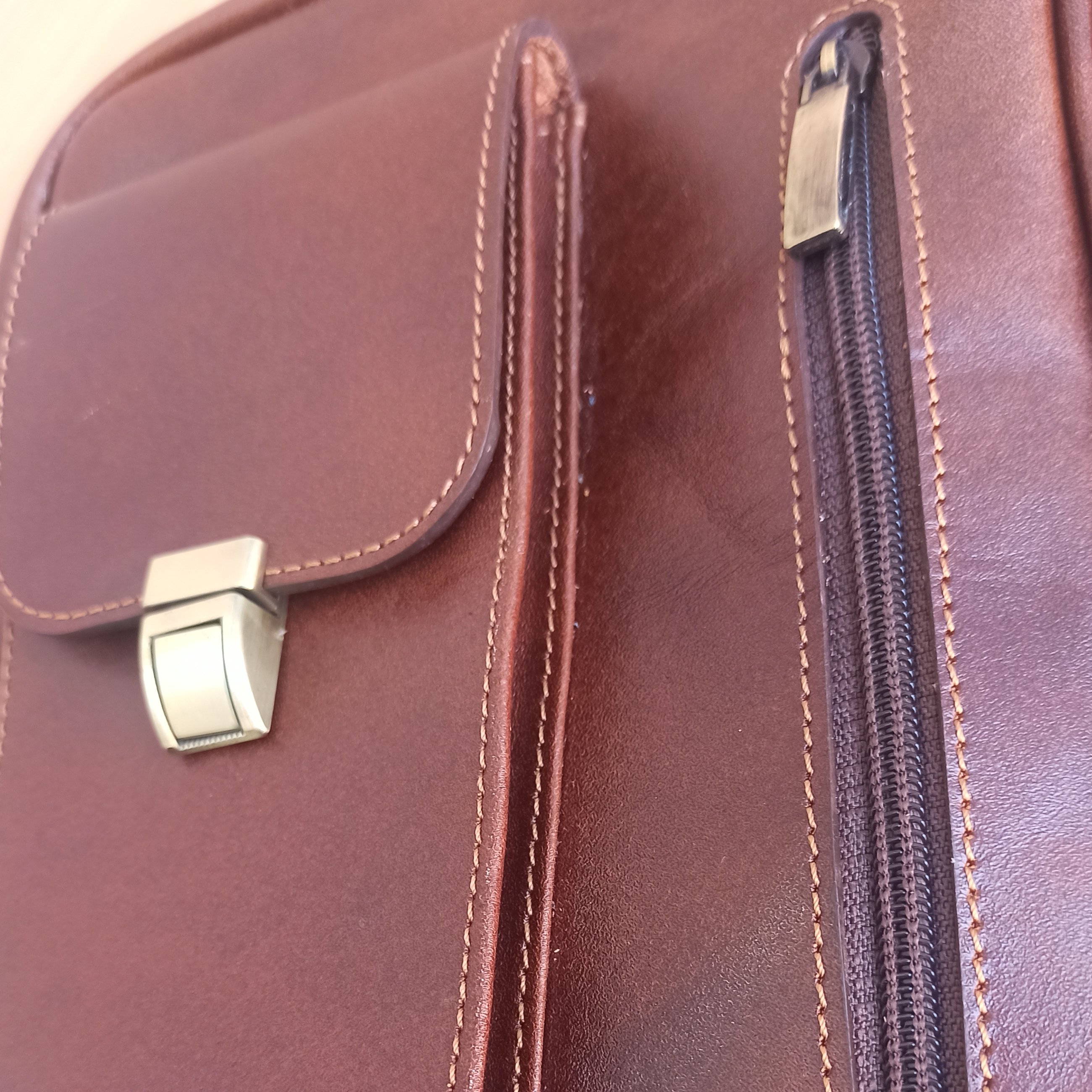 کیف کالج یا کراس بادی چرم واتگر