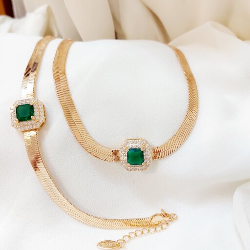 دستبند و گردنبند زنانه خرم سلطان  کد 10047 رنگ ثابت طرح جواهر با نگین های  سبز  و سفید  با آبکاری ویژه طلا