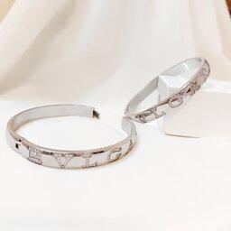 دستبند زنانه نگین دار مارک  بولگاری  رنگ نقره ای مناسب برای سایز  1تا 3 زنانه 