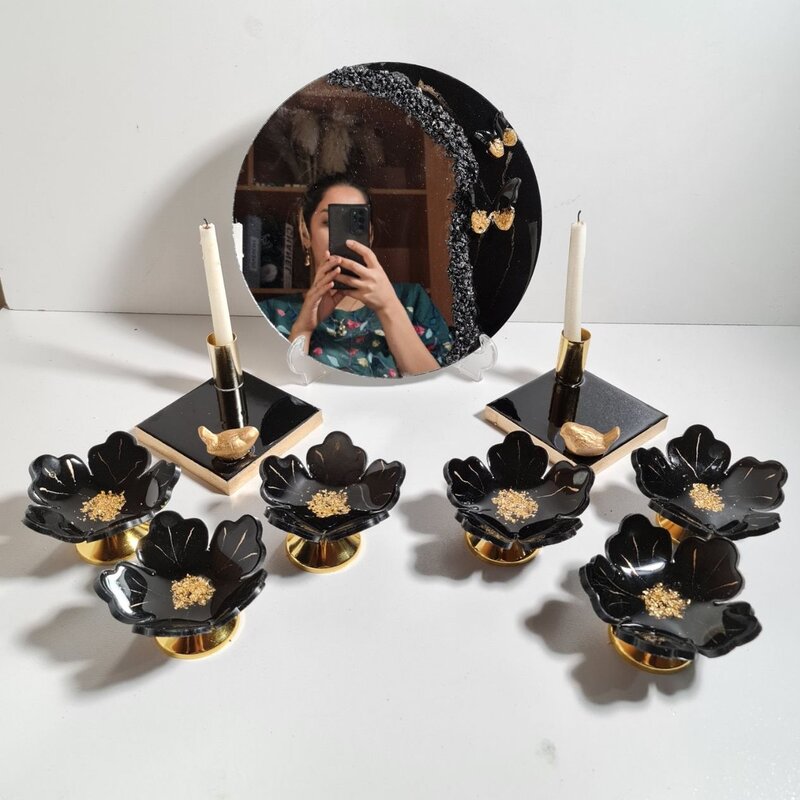 سفره هفتسین رزینی خاص سیاه  رنگ دستساز  با آینه و شمعدان 